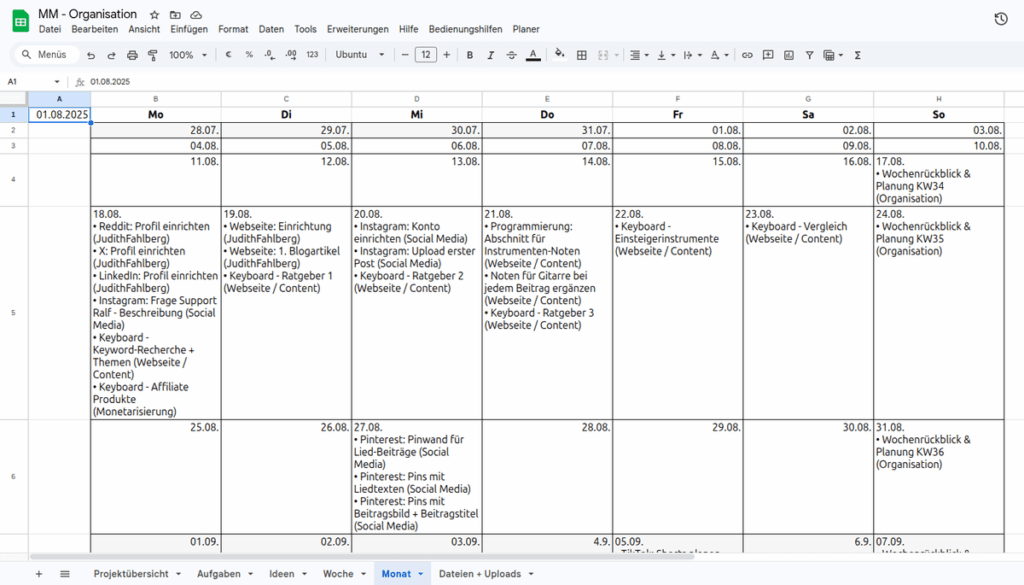 Monatsansicht einer Projektplanung in Google Sheets mit Aufgaben pro Tag